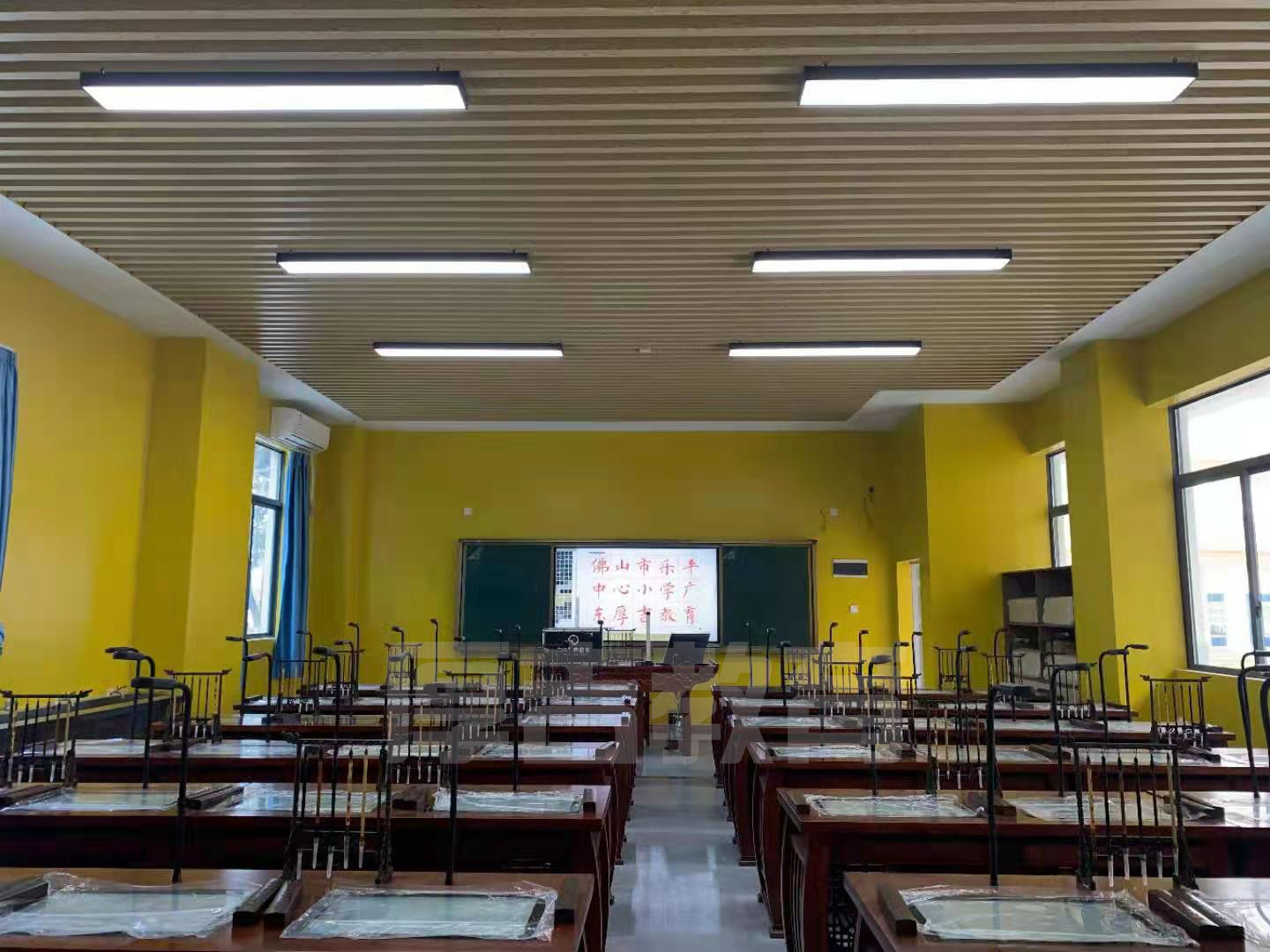 學(xué)校<a href='http://www.j-and-t.com.cn/chanpin/57-1.html' target='1' style='font-size:18px; font-weight:bold; color:#000000;'>書(shū)法室</a>