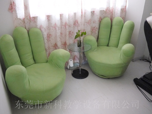 學(xué)校<a href='http://www.j-and-t.com.cn' target='1' style='font-size:14px; font-weight:bold; color:#0080ff;'>心理咨詢室</a>布置