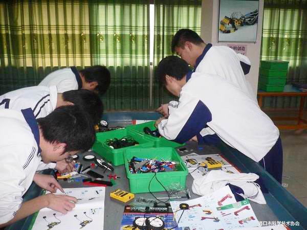 <a href='http://www.j-and-t.com.cn/chanpin/60-1.html' target='1' style='font-size:18px; font-weight:bold; color:#000000;'>機(jī)器人功能室</a>